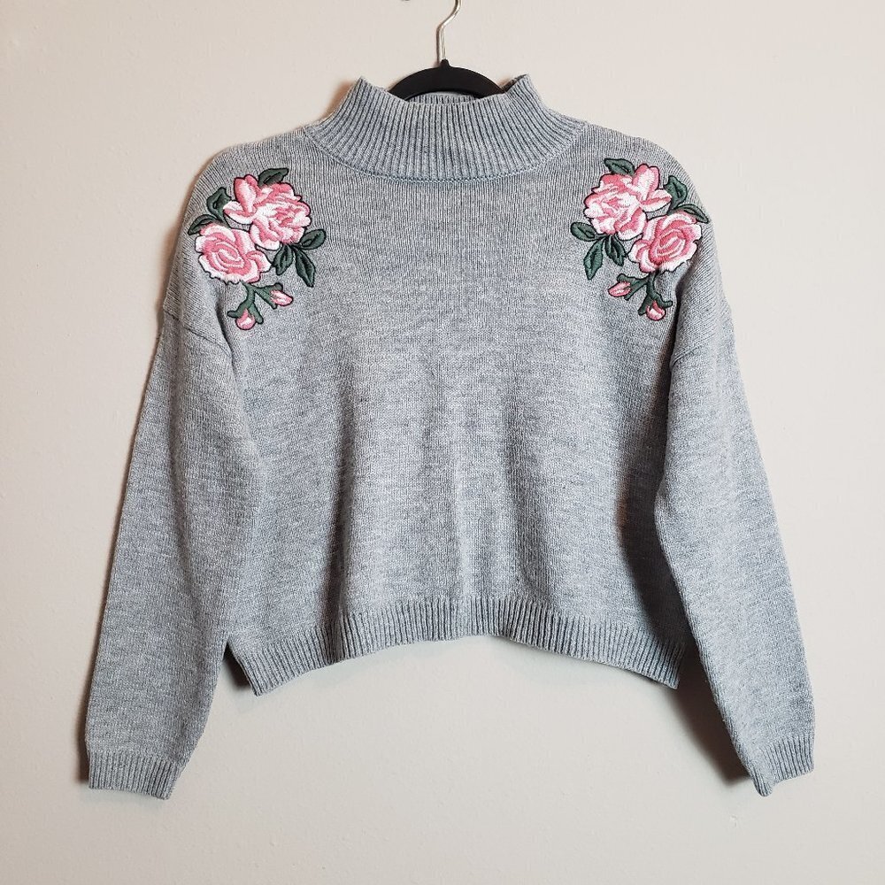 Moon & Madison Gray Rose Embroidered Mock Turtle Neck Cropped Sweater Medium